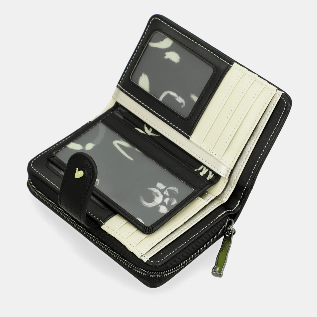 Cheio de estilo e praticidade, este porta-moedas tem um design sofisticado e com detalhes exclusivos
A cápsula Nature Towanda faz parte da coleção Anekke Memories. Towanda, a gatinha de Anekke, tem sido sua companheira de viagem e aventura por todos esses anos, por isso se tornou a protagonista desta coleção original.