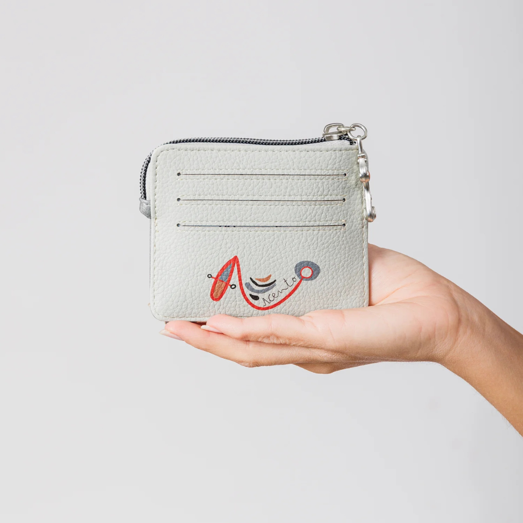 Celebre o amor e a alegria com este porta-moedas, tem a a essência vibrante e apaixonante da cultura espanhola num design compacto e funcional.
Com um estampado vibrante, esta coleção é inspirada numa viagem pelo país natal de Anekke: Espanha. Cada pequeno detalhe é inspirado nas raízes, cultura e riqueza espanholas. Bolinhas e leques reinterpretados, cores alegres e centenas de referências aos costumes espanhóis serão o seu bilhete para uma viagem como nunca fez antes: com alma.
