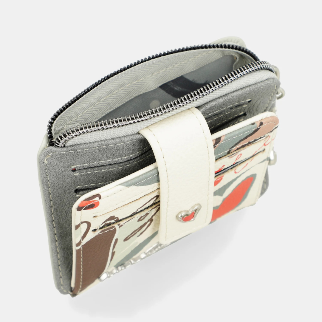 Celebre o amor e a alegria com este porta-moedas, tem a a essência vibrante e apaixonante da cultura espanhola num design compacto e funcional.
Com um estampado vibrante, esta coleção é inspirada numa viagem pelo país natal de Anekke: Espanha. Cada pequeno detalhe é inspirado nas raízes, cultura e riqueza espanholas. Bolinhas e leques reinterpretados, cores alegres e centenas de referências aos costumes espanhóis serão o seu bilhete para uma viagem como nunca fez antes: com alma.