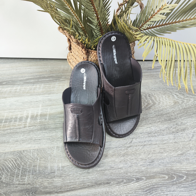 Conforto e estilo encontram-se neste chinelo masculino, confeccionado em material sintético de alta durabilidade com acabamento que imita couro.
Com design moderno e discreto, é perfeito para o dia a dia, oferecendo praticidade e leveza ao caminhar. A palmilha acolchoada garante maior conforto, enquanto a sola antiderrapante proporciona segurança em cada passo.