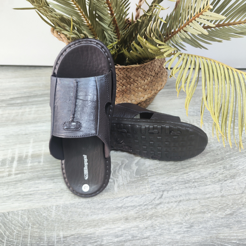 Conforto e estilo encontram-se neste chinelo masculino, confeccionado em material sintético de alta durabilidade com acabamento que imita couro.
Com design moderno e discreto, é perfeito para o dia a dia, oferecendo praticidade e leveza ao caminhar. A palmilha acolchoada garante maior conforto, enquanto a sola antiderrapante proporciona segurança em cada passo.