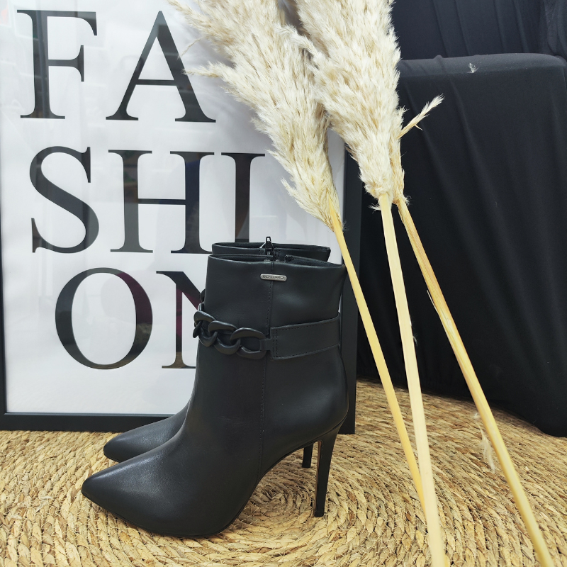 Esta bota é uma escolha elegante e versátil para mulheres que desejam adicionar um toque de sofisticação ao seu visual. Pode ser usada numa variedade de ocasiões, desde eventos formais, como festas e jantares, até situações mais casuais, combinando com roupas do dia a dia. Com fecho de correr na lateral, para facilitar o calçar e detalhe decorativo de corrente em acrílico, que adiciona um toque extra de estilo e personalidade á bota.