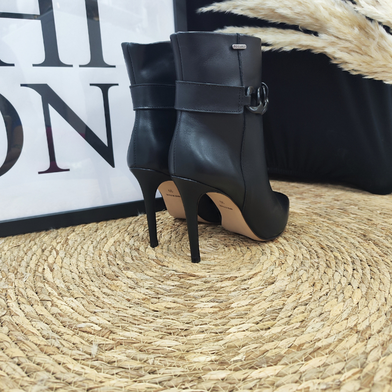 Esta bota é uma escolha elegante e versátil para mulheres que desejam adicionar um toque de sofisticação ao seu visual. Pode ser usada numa variedade de ocasiões, desde eventos formais, como festas e jantares, até situações mais casuais, combinando com roupas do dia a dia.  Com fecho de correr na lateral, para facilitar o calçar e detalhe decorativo de corrente em acrílico, que adiciona um toque extra de estilo e personalidade á bota.