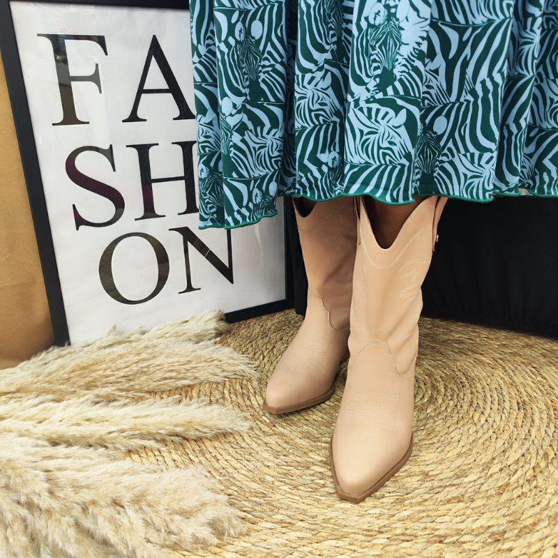 As texanas são uma escolha de calçado que adiciona um toque de estilo country e western ao seu guarda-roupa. São conhecidas por sua durabilidade, conforto e versatilidade, tornando-as uma opção popular para várias ocasiões e estilos pessoais. A característica mais distintiva das texanas é a forma do bico, que é alongado e pontiagudo. A sola de borracha antiderrapante torna a bota mais confortável.