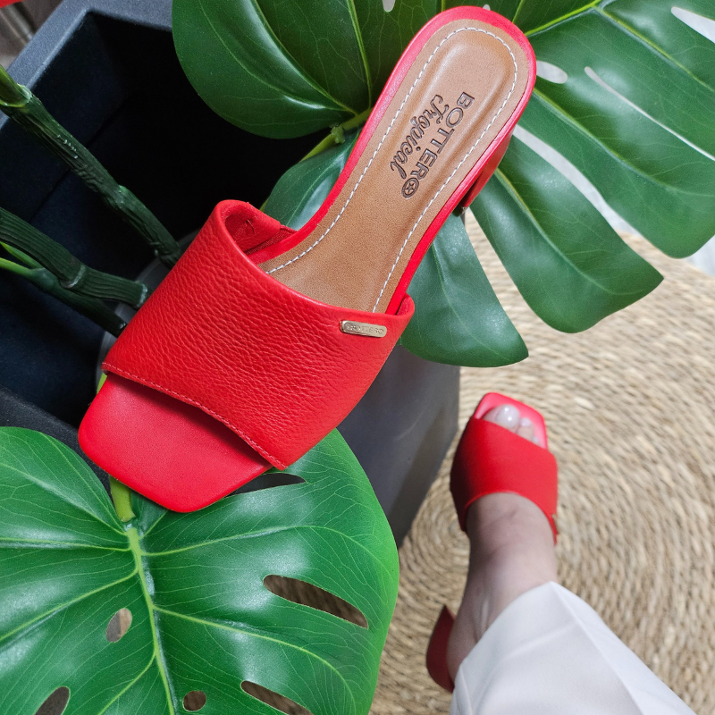 Sofisticado e moderno, este chinelo é perfeito para completar os seus looks de verão. A sola é de borracha em tom bege claro, com ranhuras para melhor aderência, e a palmilha é acolchoada, proporcionando conforto ao caminhar. O salto largo permite maior estabilidade e conforto.