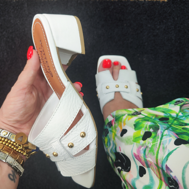 Este chinelo é maravilhoso, com um design moderno e sofisticado.
Possui salto bloco médio que garante estabilidade e conforto ao caminhar, além da palmilha macia que se adapta aos seus pés. O cabedal apresenta recortes elegantes e aplicação de tachas douradas, que acrescentam um toque de estilo ao visual.
