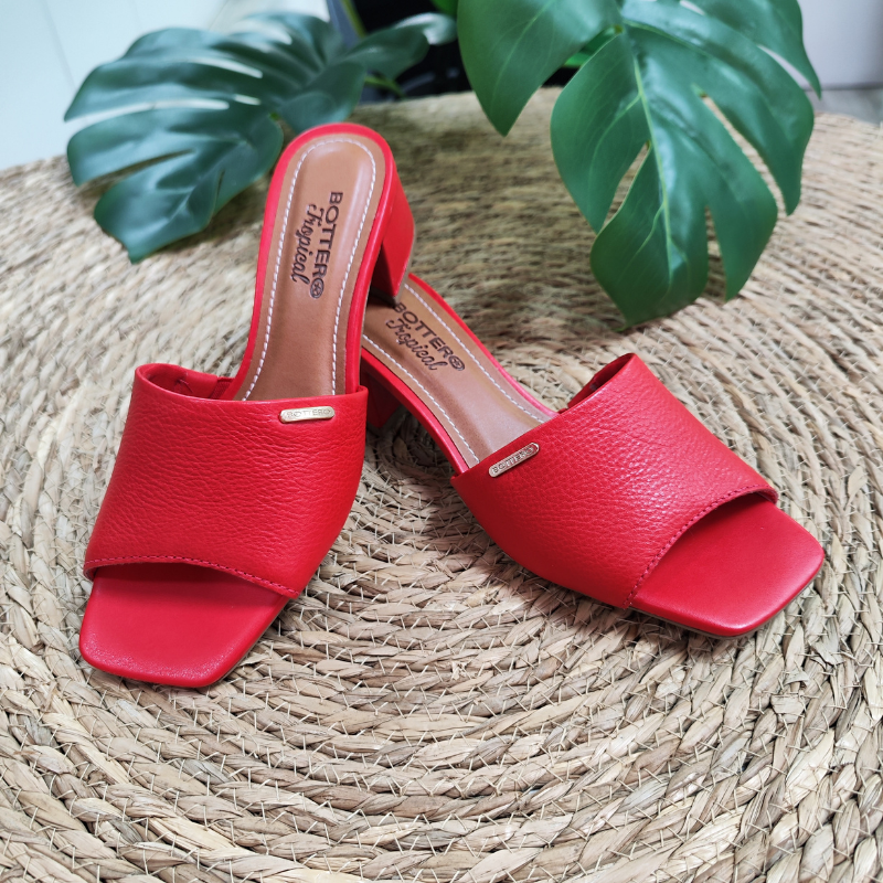 Sofisticado e moderno, este chinelo é perfeito para completar os seus looks de verão. A sola é de borracha em tom bege claro, com ranhuras para melhor aderência, e a palmilha é acolchoada, proporcionando conforto ao caminhar. O salto largo permite maior estabilidade e conforto.