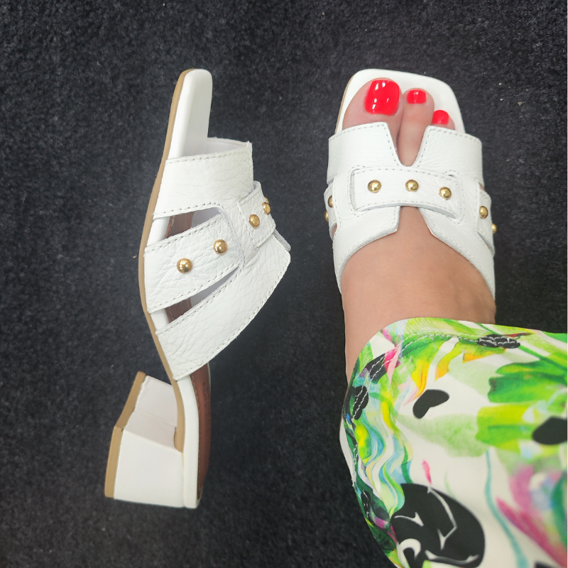 Este chinelo é maravilhoso, com um design moderno e sofisticado.
Possui salto bloco médio que garante estabilidade e conforto ao caminhar, além da palmilha macia que se adapta aos seus pés. O cabedal apresenta recortes elegantes e aplicação de tachas douradas, que acrescentam um toque de estilo ao visual.