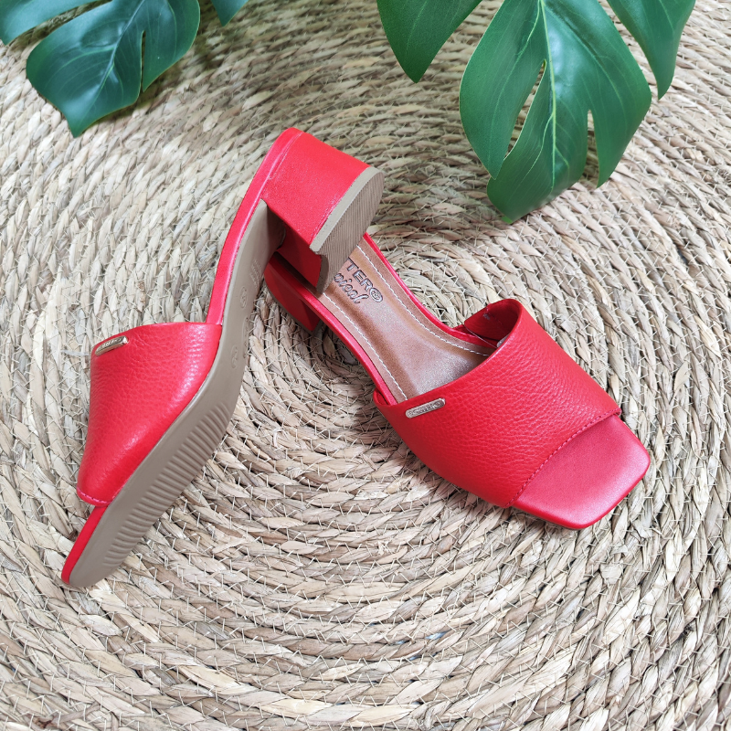 Sofisticado e moderno, este chinelo é perfeito para completar os seus looks de verão. A sola é de borracha em tom bege claro, com ranhuras para melhor aderência, e a palmilha é acolchoada, proporcionando conforto ao caminhar. O salto largo permite maior estabilidade e conforto.
