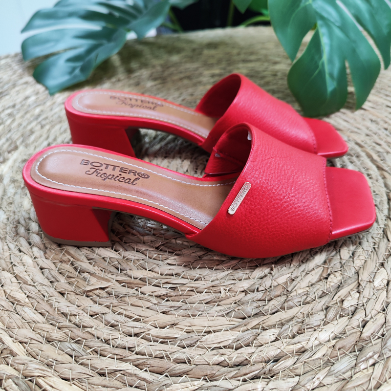 Sofisticado e moderno, este chinelo é perfeito para completar os seus looks de verão. A sola é de borracha em tom bege claro, com ranhuras para melhor aderência, e a palmilha é acolchoada, proporcionando conforto ao caminhar. O salto largo permite maior estabilidade e conforto.
