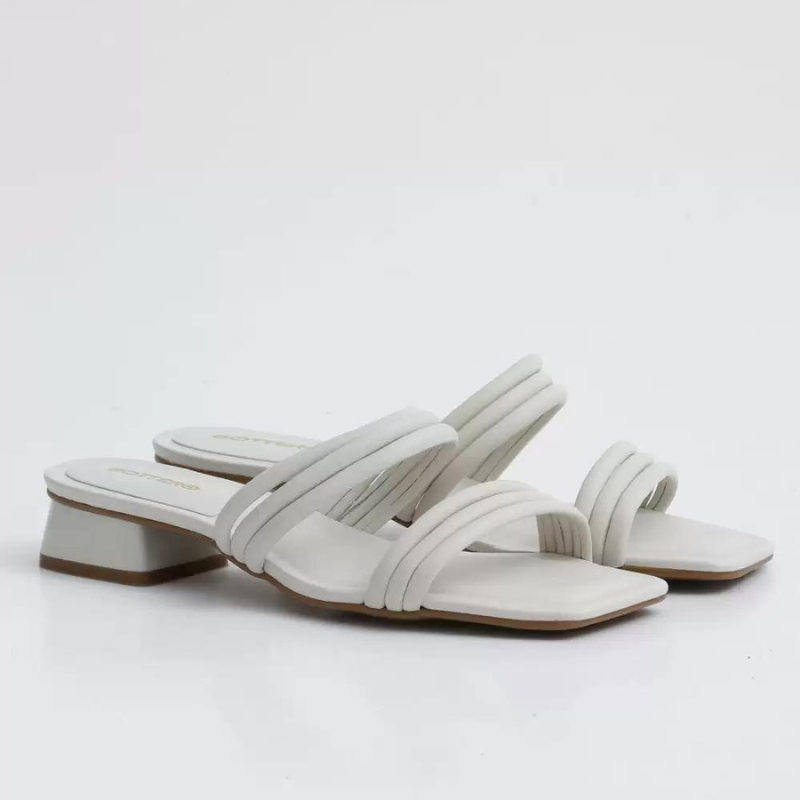 Este chinelo é uma opção confortável e estilosa para os dias mais quentes, combina a praticidade e o conforto de um chinelo comum com um toque de elegância e sofisticação dado pelo salto baixo. As tiras ajudam a manter o chinelo no pé de forma segura e confortável, já o salto baixo oferece um pouco de elevação ao calcanhar, proporcionando um visual mais refinado sem comprometer o conforto. É uma ótima opção para quem deseja um pouco de altura sem precisar usar um salto alto.