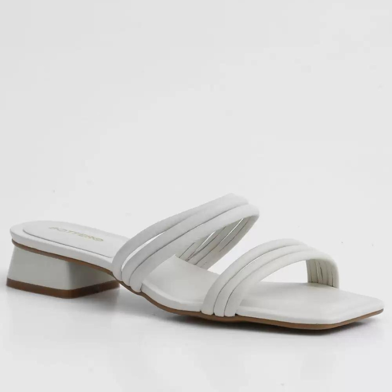 Este chinelo é uma opção confortável e estilosa para os dias mais quentes, combina a praticidade e o conforto de um chinelo comum com um toque de elegância e sofisticação dado pelo salto baixo. As tiras ajudam a manter o chinelo no pé de forma segura e confortável, já o salto baixo oferece um pouco de elevação ao calcanhar, proporcionando um visual mais refinado sem comprometer o conforto. É uma ótima opção para quem deseja um pouco de altura sem precisar usar um salto alto.