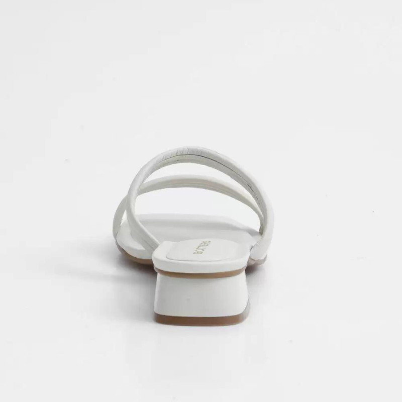 Este chinelo é uma opção confortável e estilosa para os dias mais quentes, combina a praticidade e o conforto de um chinelo comum com um toque de elegância e sofisticação dado pelo salto baixo. As tiras ajudam a manter o chinelo no pé de forma segura e confortável, já o salto baixo oferece um pouco de elevação ao calcanhar, proporcionando um visual mais refinado sem comprometer o conforto. É uma ótima opção para quem deseja um pouco de altura sem precisar usar um salto alto.
