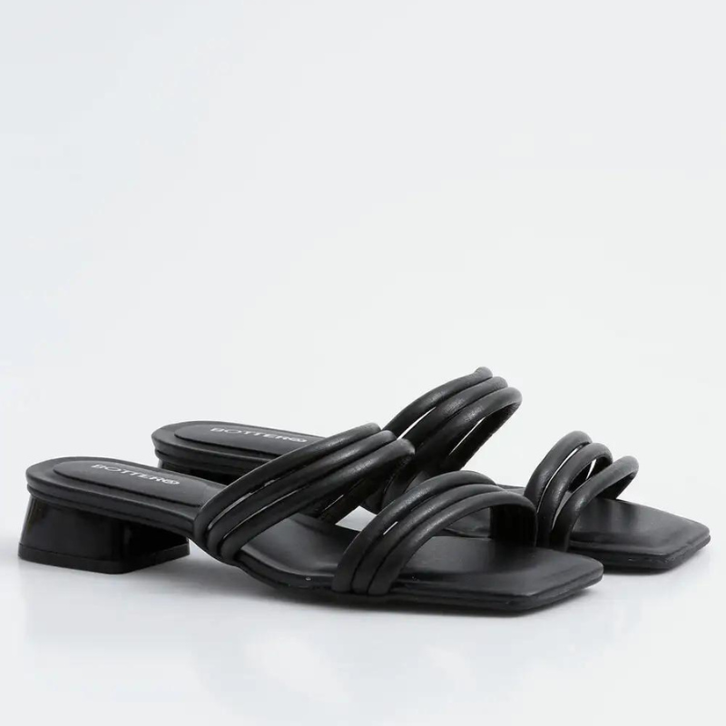 Este chinelo é uma opção confortável e estilosa para os dias mais quentes, combina a praticidade e o conforto de um chinelo comum com um toque de elegância e sofisticação dado pelo salto baixo. As tiras ajudam a manter o chinelo no pé de forma segura e confortável, já o salto baixo oferece um pouco de elevação ao calcanhar, proporcionando um visual mais refinado sem comprometer o conforto. É uma ótima opção para quem deseja um pouco de altura sem precisar usar um salto alto.