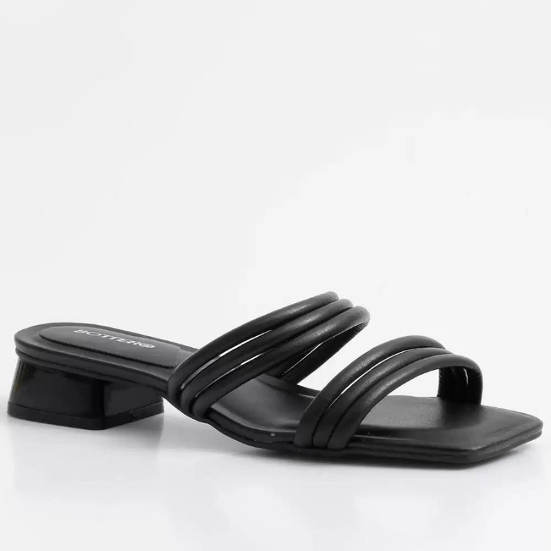 Este chinelo é uma opção confortável e estilosa para os dias mais quentes, combina a praticidade e o conforto de um chinelo comum com um toque de elegância e sofisticação dado pelo salto baixo. As tiras ajudam a manter o chinelo no pé de forma segura e confortável, já o salto baixo oferece um pouco de elevação ao calcanhar, proporcionando um visual mais refinado sem comprometer o conforto. É uma ótima opção para quem deseja um pouco de altura sem precisar usar um salto alto.