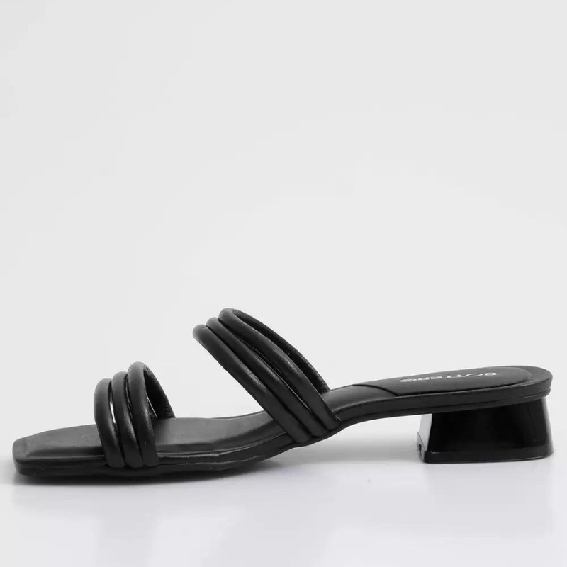 Este chinelo é uma opção confortável e estilosa para os dias mais quentes, combina a praticidade e o conforto de um chinelo comum com um toque de elegância e sofisticação dado pelo salto baixo. As tiras ajudam a manter o chinelo no pé de forma segura e confortável, já o salto baixo oferece um pouco de elevação ao calcanhar, proporcionando um visual mais refinado sem comprometer o conforto. É uma ótima opção para quem deseja um pouco de altura sem precisar usar um salto alto.