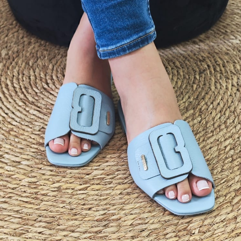 Este chinelo raso em pele com sola de borracha é uma escolha confortável para uso casual, com design simples e versátil permite combiná-lo com diferentes looks, proporcionando conforto aos seus pés durante o dia todo. Versáteis, podem ser usados em diversas ocasiões informais e combinam muito bem com calções, saias, vestidos e calças, adicionando um toque descontraído e elegante ao seu visual.
