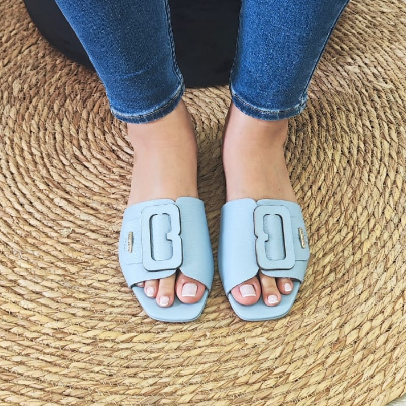 Este chinelo raso em pele com sola de borracha é uma escolha confortável para uso casual, com design simples e versátil permite combiná-lo com diferentes looks, proporcionando conforto aos seus pés durante o dia todo. Versáteis, podem ser usados em diversas ocasiões informais e combinam muito bem com calções, saias, vestidos e calças, adicionando um toque descontraído e elegante ao seu visual.