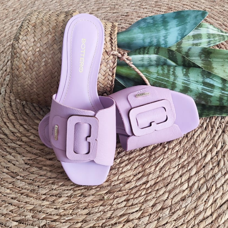 Este chinelo raso em pele com sola de borracha é uma escolha confortável para uso casual, com design simples e versátil permite combiná-lo com diferentes looks, proporcionando conforto aos seus pés durante o dia todo. Versáteis, podem ser usados em diversas ocasiões informais e combinam muito bem com calções, saias, vestidos e calças, adicionando um toque descontraído e elegante ao seu visual.