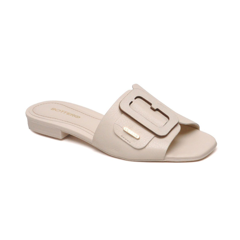 Este chinelo raso em pele com sola de borracha é uma escolha confortável para uso casual, com design simples e versátil permite combiná-lo com diferentes looks, proporcionando conforto aos seus pés durante o dia todo. Versáteis, podem ser usados em diversas ocasiões informais e combinam muito bem com calções, saias, vestidos e calças, adicionando um toque descontraído e elegante ao seu visual.