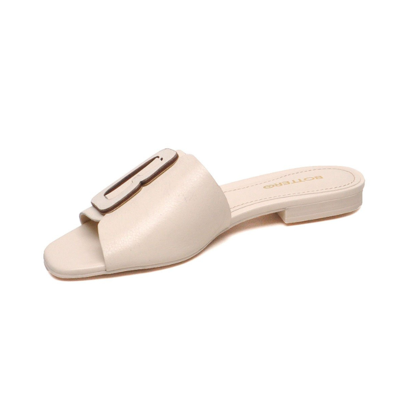 Este chinelo raso em pele com sola de borracha é uma escolha confortável para uso casual, com design simples e versátil permite combiná-lo com diferentes looks, proporcionando conforto aos seus pés durante o dia todo. Versáteis, podem ser usados em diversas ocasiões informais e combinam muito bem com calções, saias, vestidos e calças, adicionando um toque descontraído e elegante ao seu visual.
