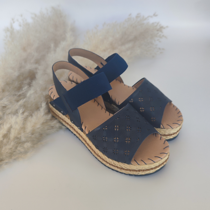 Elegante e confortável, esta sandália combina estilo e praticidade para os dias quentes. Com elástico no peito do pé, mais cómodo e fácil de calçar. A plataforma de borracha com detalhe em ráfia trançada, oferece estilo e segurança com a sola antiderrapante.