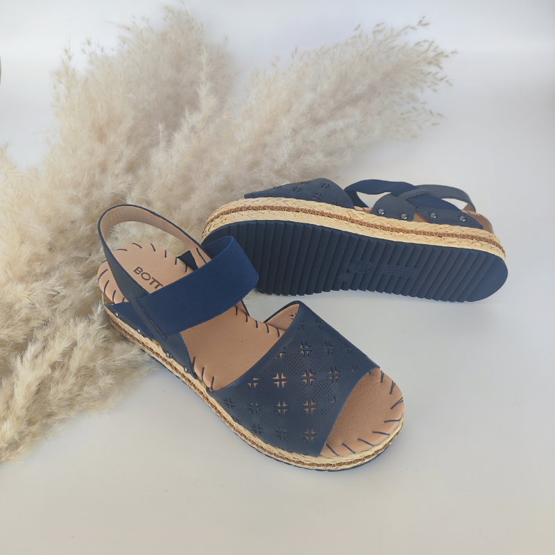 Elegante e confortável, esta sandália combina estilo e praticidade para os dias quentes. Com elástico no peito do pé, mais cómodo e fácil de calçar. A plataforma de borracha com detalhe em ráfia trançada, oferece estilo e segurança com a sola antiderrapante.