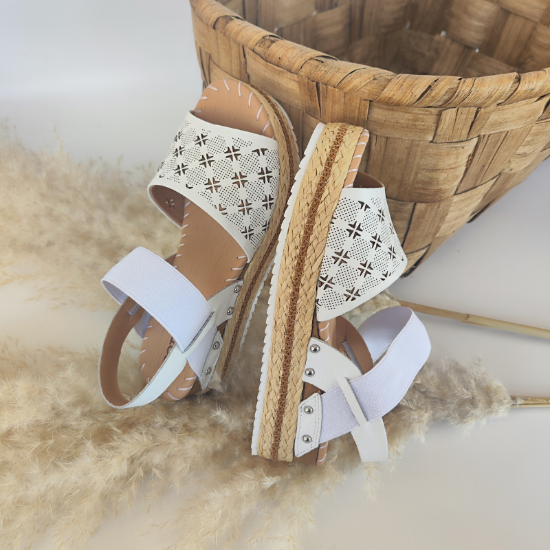 Elegante e confortável, esta sandália combina estilo e praticidade para os dias quentes. Com elástico no peito do pé, mais cómodo e fácil de calçar. A plataforma de borracha com detalhe em ráfia trançada, oferece estilo e segurança com a sola antiderrapante.