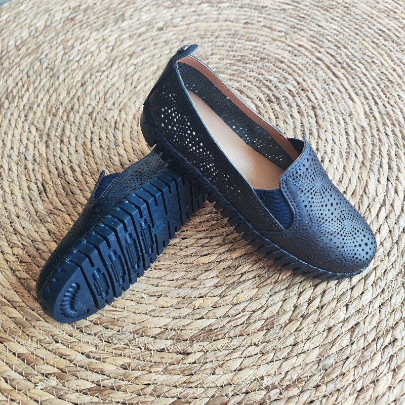 Esta sapatilha da linha Twister é uma opção elegante e confortável para compor diferentes looks, garantindo um visual sofisticado e contemporâneo em qualquer ocasião.
Possui um solado rasteiro que proporciona conforto e estabilidade ao caminhar. A palmilha é especialmente projetada para oferecer o máximo de conforto.