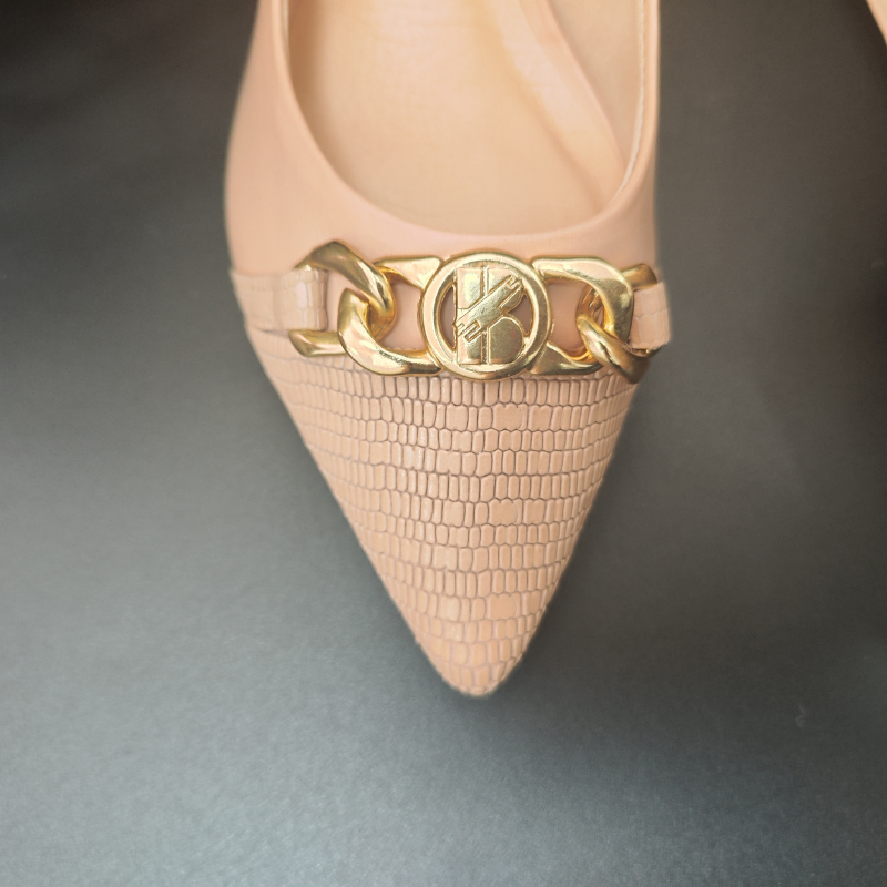 Este sapato é a combinação perfeita de sofisticação e versatilidade. Com um design clássico e intemporal, o detalhe dourado na parte frontal adiciona um toque de requinte, tornando-o ideal tanto para o dia a dia quanto para ocasiões especiais.
O salto médio oferece elegância e conforto na medida certa, permitindo que se sinta confiante e estilosa em qualquer situação. Seja para o trabalho ou para uma saída à noite, este modelo é a escolha certa para quem não prescinde de estilo e conforto.