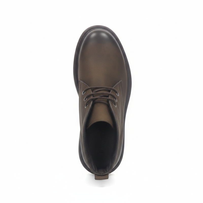 A desert boot em pele castanha é um clássico intemporal que transcende tendências e estações.
Fabricada em pele de qualidade com acabamento natural que ganha caráter com o uso, esta bota minimalista destaca-se pela sua elegância discreta e versatilidade incomparável. O design clean com apenas três ilhós e atacadores ton sur ton mantém o design depurado, enquanto a construção cuidada garante durabilidade e conforto duradouro.