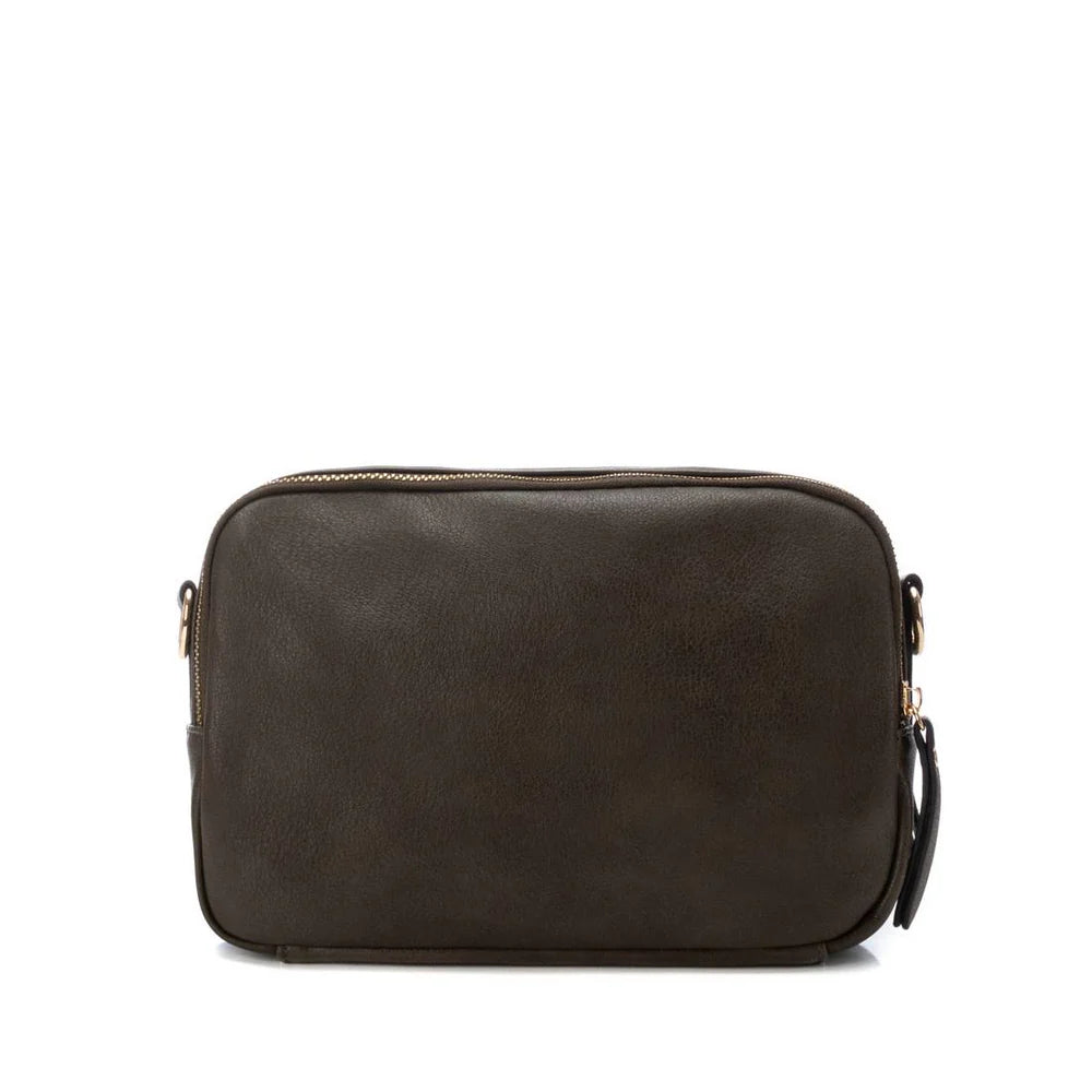 Adicione um toque de sofisticação ao seu visual com a carteira Carmela modelo Caroline.
Com design moderno e acabamento em materiais de alta qualidade, esta carteira combina estilo e praticidade. O exterior em tecido acolchoado metalizado e detalhes em camurça trazem um contraste elegante, enquanto os acabamentos dourados adicionam um toque luxuoso.