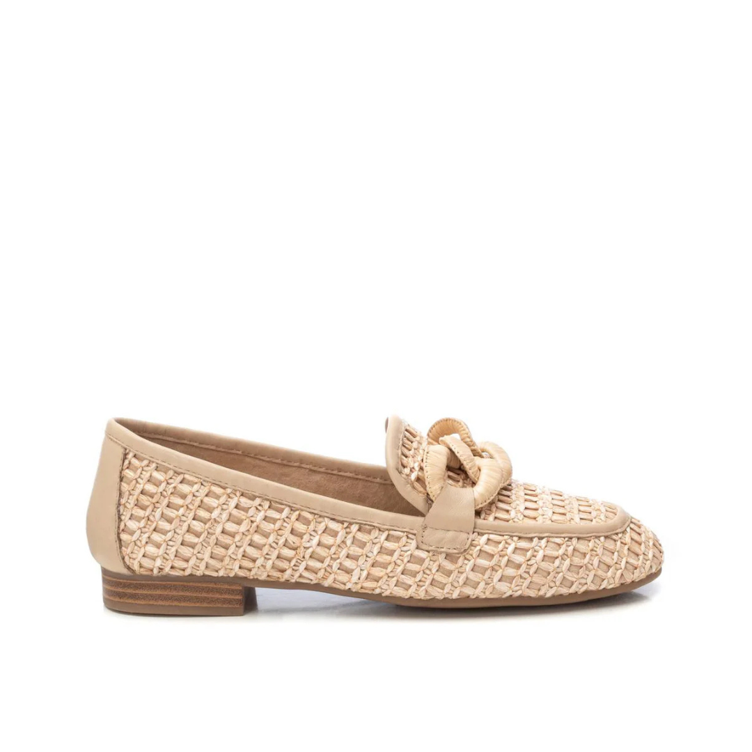 Elegante e intemporal, este mocassim é a escolha perfeita para quem procura um toque sofisticado e natural no look.
O seu design combina a leveza do material entrelaçado com acabamentos em tom neutro, proporcionando um visual versátil e moderno.