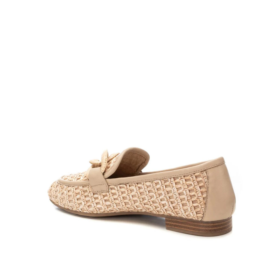 Elegante e intemporal, este mocassim é a escolha perfeita para quem procura um toque sofisticado e natural no look.
O seu design combina a leveza do material entrelaçado com acabamentos em tom neutro, proporcionando um visual versátil e moderno.