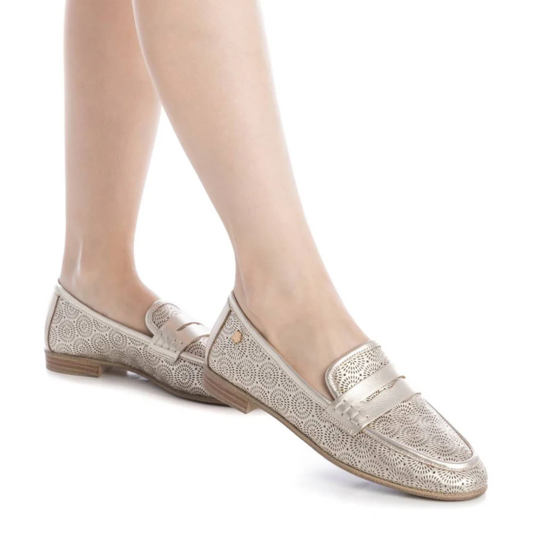 Este mocassim dourado combina elegância e conforto num único modelo, perfeito para quem procura um calçado sofisticado para o dia a dia. Feito em material de alta qualidade, possui um delicado recorte a laser em padrões geométricos, garantindo um toque moderno e diferenciado ao design clássico.
