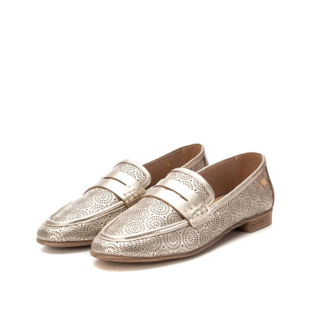 Este mocassim dourado combina elegância e conforto num único modelo, perfeito para quem procura um calçado sofisticado para o dia a dia. Feito em material de alta qualidade, possui um delicado recorte a laser em padrões geométricos, garantindo um toque moderno e diferenciado ao design clássico.