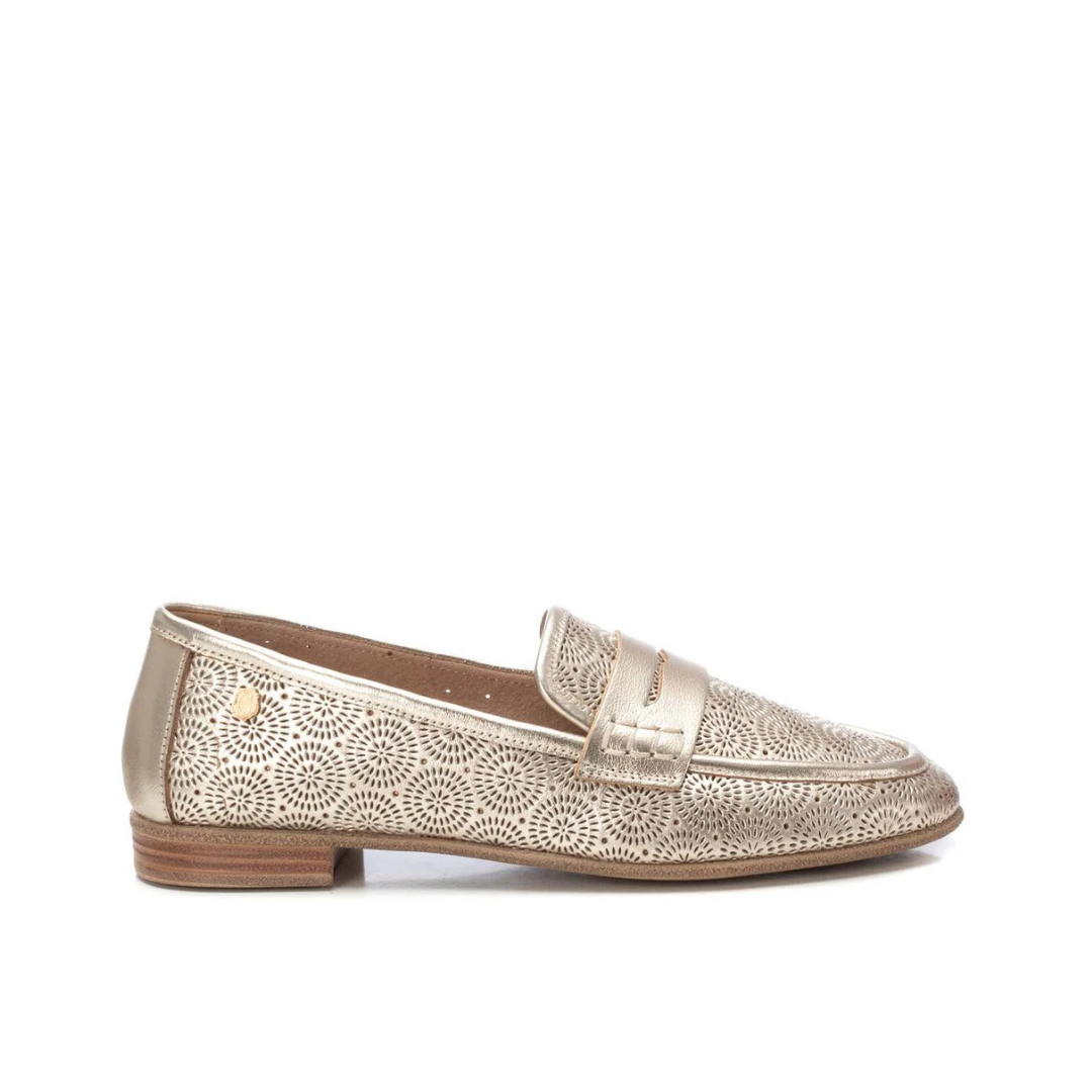 Este mocassim dourado combina elegância e conforto num único modelo, perfeito para quem procura um calçado sofisticado para o dia a dia. Feito em material de alta qualidade, possui um delicado recorte a laser em padrões geométricos, garantindo um toque moderno e diferenciado ao design clássico.
