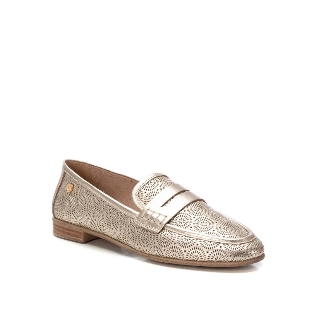 Este mocassim dourado combina elegância e conforto num único modelo, perfeito para quem procura um calçado sofisticado para o dia a dia. Feito em material de alta qualidade, possui um delicado recorte a laser em padrões geométricos, garantindo um toque moderno e diferenciado ao design clássico.