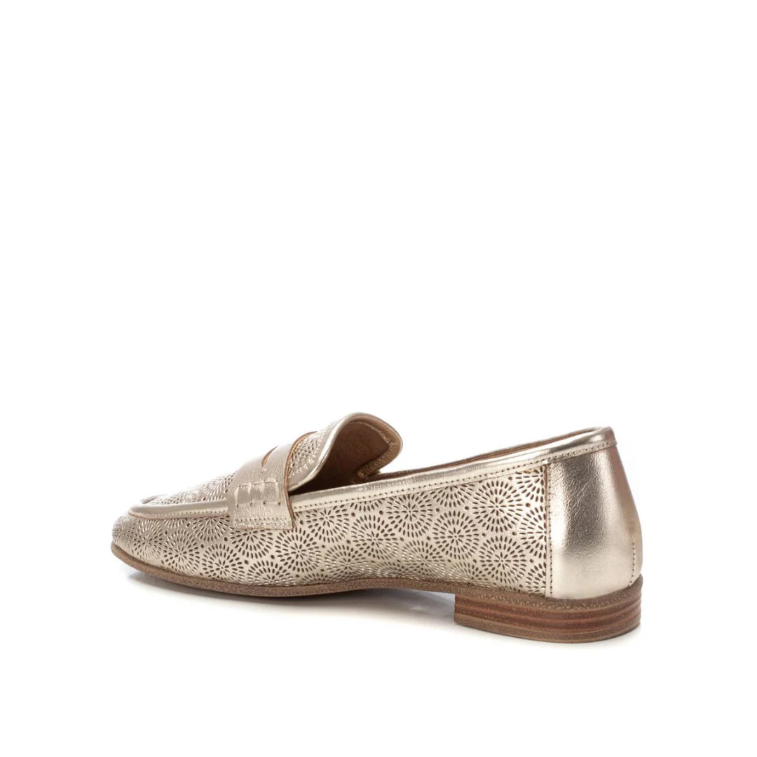 Este mocassim dourado combina elegância e conforto num único modelo, perfeito para quem procura um calçado sofisticado para o dia a dia. Feito em material de alta qualidade, possui um delicado recorte a laser em padrões geométricos, garantindo um toque moderno e diferenciado ao design clássico.