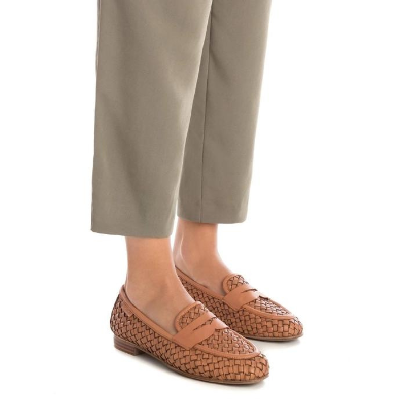 Eleve o seu estilo a um novo patamar de elegância e conforto, com estes mocassins encanastrados. A sola antiderrapante oferece segurança e estabilidade em todas as superfícies, permitindo que caminhe com confiança em qualquer lugar, já a pele encanastrada é muito macia, permitindo que sinta maior conforto.