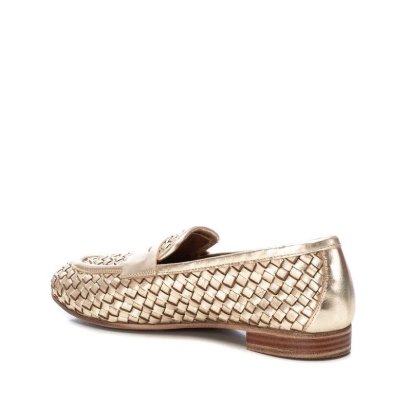 Eleve o seu estilo a um novo patamar de elegância e conforto, com estes mocassins encanastrados. A sola antiderrapante oferece segurança e estabilidade em todas as superfícies, permitindo que caminhe com confiança em qualquer lugar, já a pele encanastrada é muito macia, permitindo que sinta maior conforto.