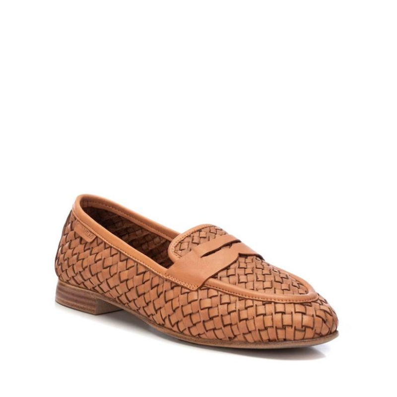 Eleve o seu estilo a um novo patamar de elegância e conforto, com estes mocassins encanastrados. A sola antiderrapante oferece segurança e estabilidade em todas as superfícies, permitindo que caminhe com confiança em qualquer lugar, já a pele encanastrada é muito macia, permitindo que sinta maior conforto.