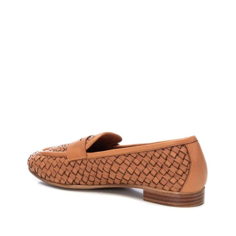Eleve o seu estilo a um novo patamar de elegância e conforto, com estes mocassins encanastrados. A sola antiderrapante oferece segurança e estabilidade em todas as superfícies, permitindo que caminhe com confiança em qualquer lugar, já a pele encanastrada é muito macia, permitindo que sinta maior conforto.