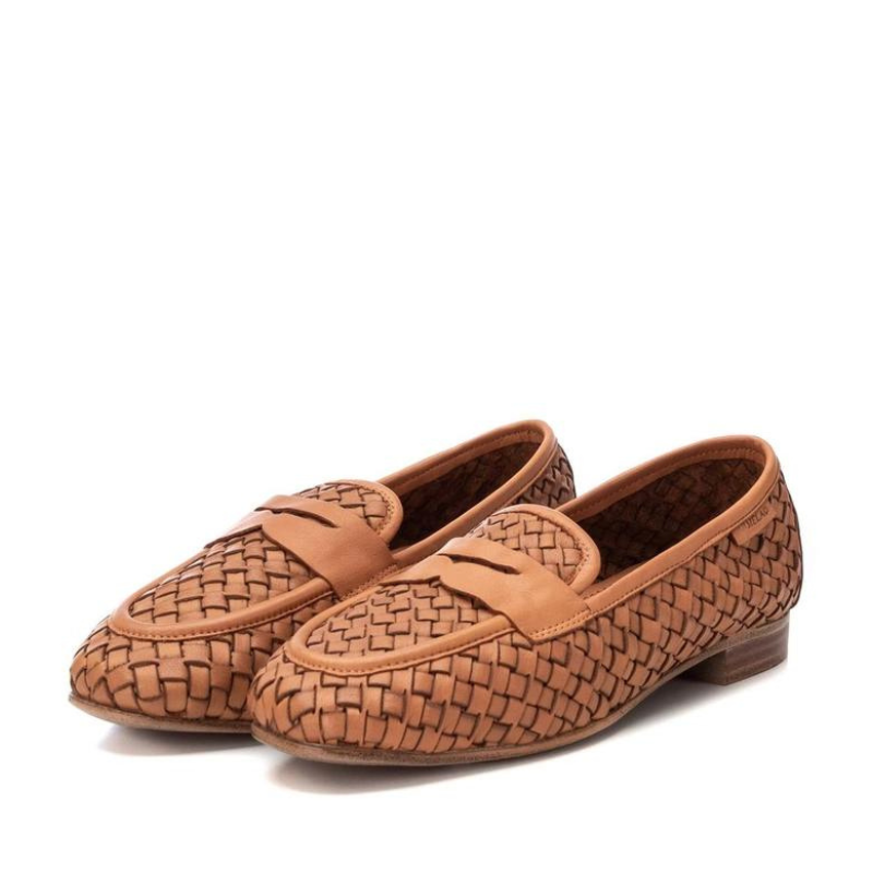 Eleve o seu estilo a um novo patamar de elegância e conforto, com estes mocassins encanastrados. A sola antiderrapante oferece segurança e estabilidade em todas as superfícies, permitindo que caminhe com confiança em qualquer lugar, já a pele encanastrada é muito macia, permitindo que sinta maior conforto.