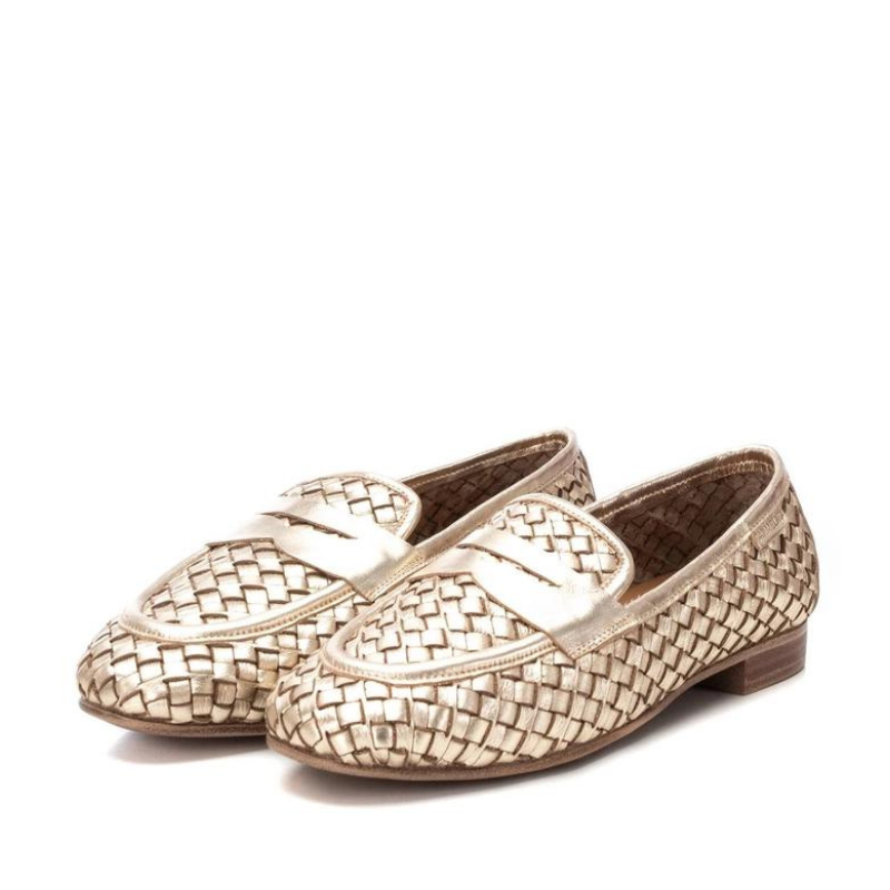 Eleve o seu estilo a um novo patamar de elegância e conforto, com estes mocassins encanastrados. A sola antiderrapante oferece segurança e estabilidade em todas as superfícies, permitindo que caminhe com confiança em qualquer lugar, já a pele encanastrada é muito macia, permitindo que sinta maior conforto.