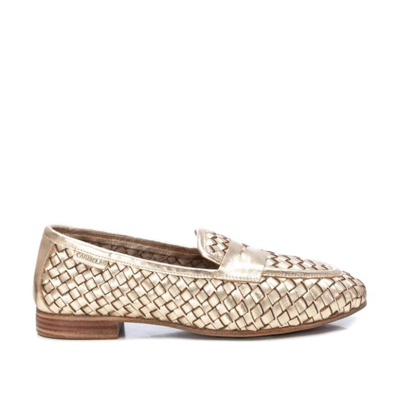 Eleve o seu estilo a um novo patamar de elegância e conforto, com estes mocassins encanastrados. A sola antiderrapante oferece segurança e estabilidade em todas as superfícies, permitindo que caminhe com confiança em qualquer lugar, já a pele encanastrada é muito macia, permitindo que sinta maior conforto.