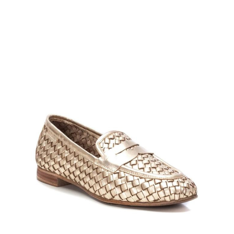 Eleve o seu estilo a um novo patamar de elegância e conforto, com estes mocassins encanastrados. A sola antiderrapante oferece segurança e estabilidade em todas as superfícies, permitindo que caminhe com confiança em qualquer lugar, já a pele encanastrada é muito macia, permitindo que sinta maior conforto.