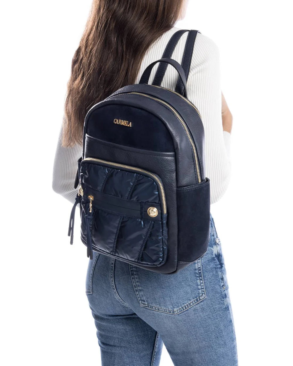 Esta mochila é a combinação perfeita de praticidade e estilo moderno.
Com design sofisticado, mistura diferentes texturas de forma harmoniosa, destacando um bolso frontal acolchoado com acabamento brilhante que confere um toque de glamour ao modelo.