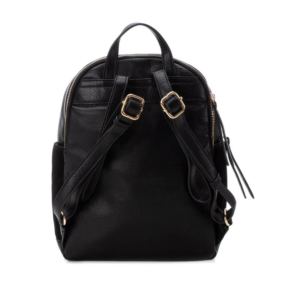 Esta mochila é a combinação perfeita de praticidade e estilo moderno.
Com design sofisticado, mistura diferentes texturas de forma harmoniosa, destacando um bolso frontal acolchoado com acabamento brilhante que confere um toque de glamour ao modelo.