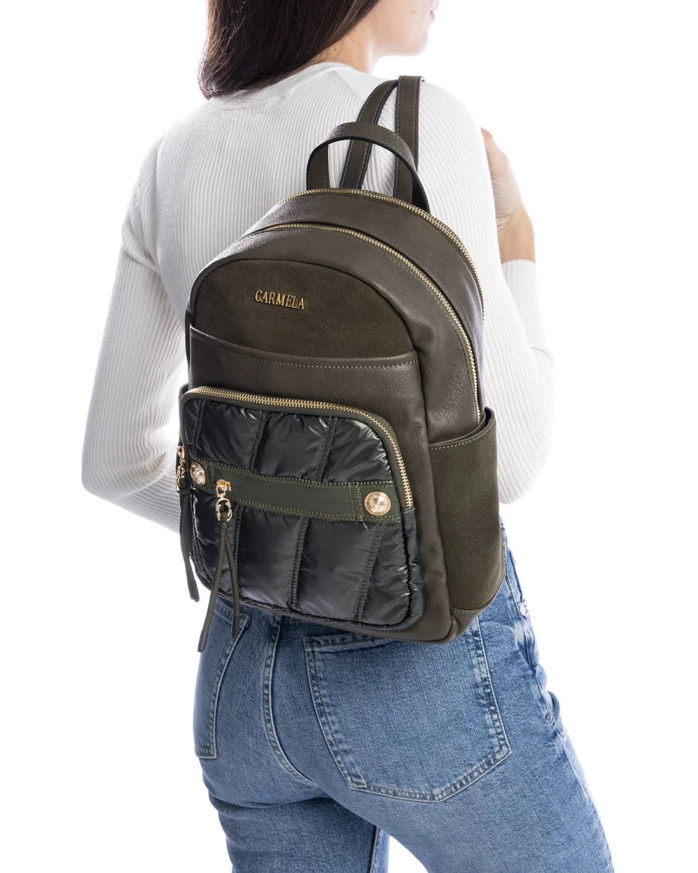 Esta mochila é a combinação perfeita de praticidade e estilo moderno.
Com design sofisticado, mistura diferentes texturas de forma harmoniosa, destacando um bolso frontal acolchoado com acabamento brilhante que confere um toque de glamour ao modelo.